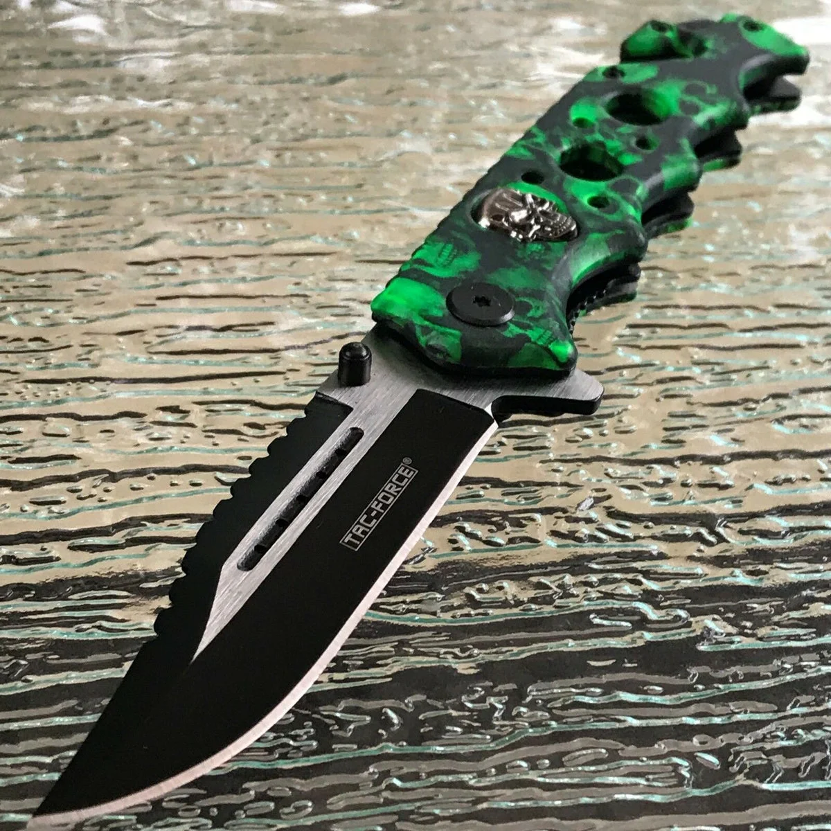 8.25″ SPRING ASSISTED TACTICAL GREEN SKULL CAMO CAMPING RESCUE POCKET KNIFE OPEN